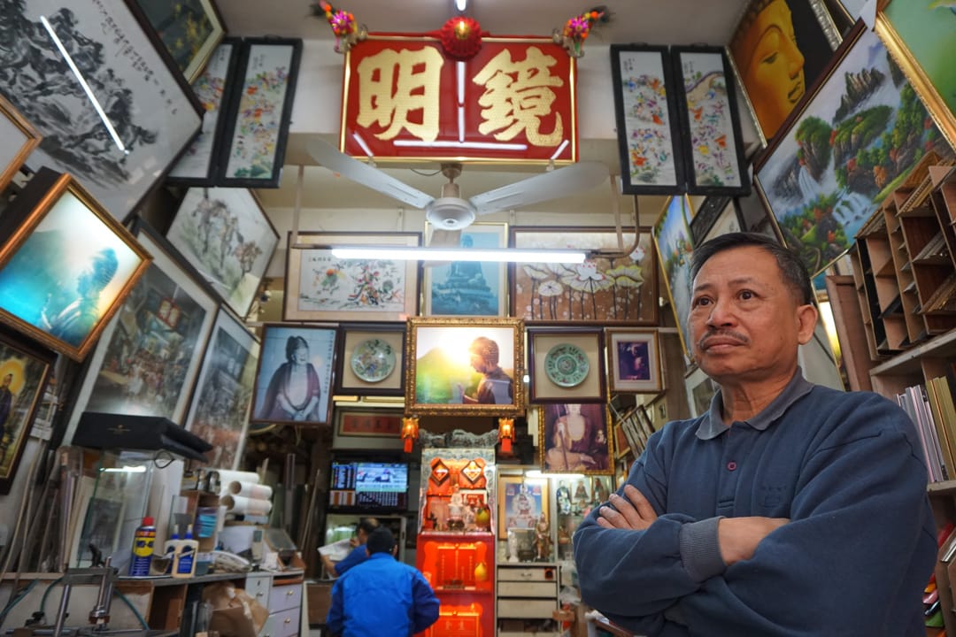 开业95年的老店镜明与牛叔。