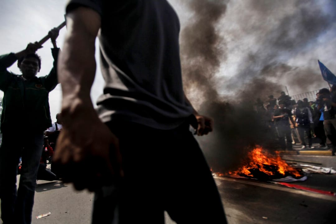 2012年3月30日,抗議者在雅加達人民代表會議(DPR)的大樓前面焚燒輪胎,向政府抗議不斷飆升的油價。據印尼警方統計,自3月26日至30日,印尼全國44個城市同時發生了反燃油價調升示威。