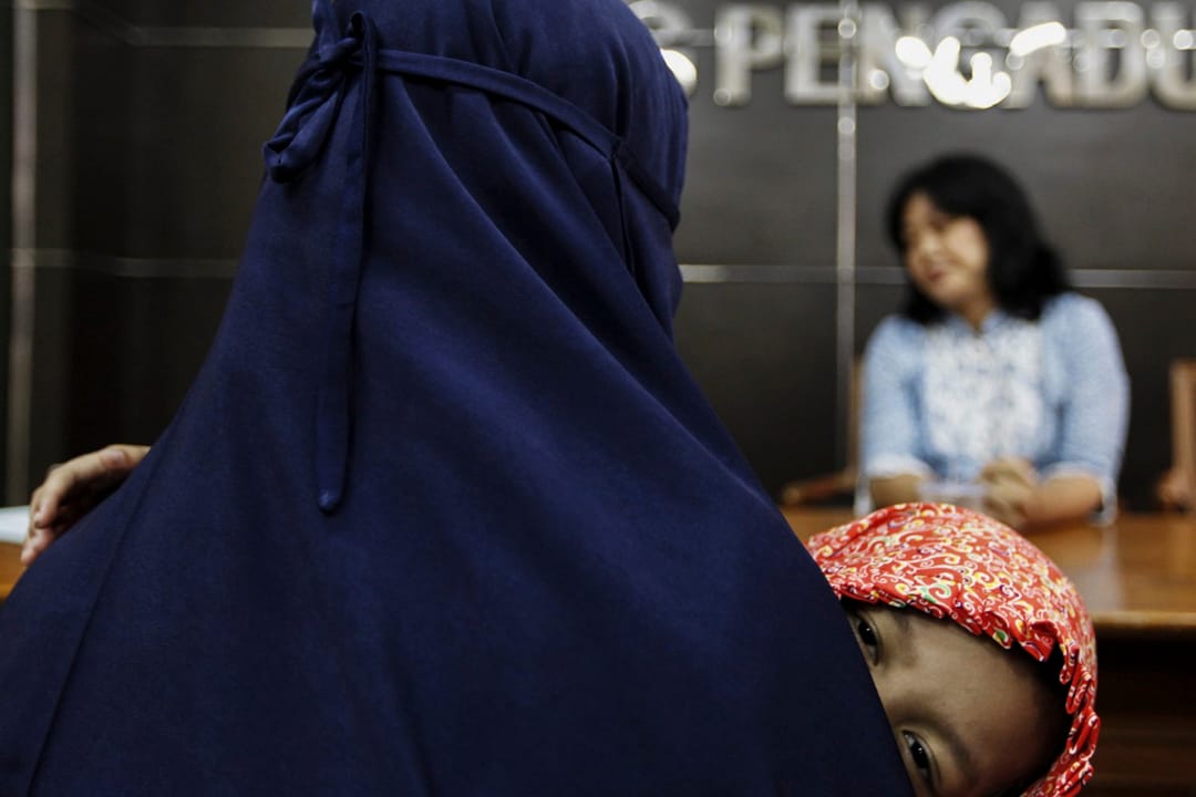 2013年8月23日,雅加達,一名恐怖份子嫌疑犯的妻兒向雅加達的國家人權委員會投訴,抗議警方違反逮捕程序以及對他們進行性騷擾。