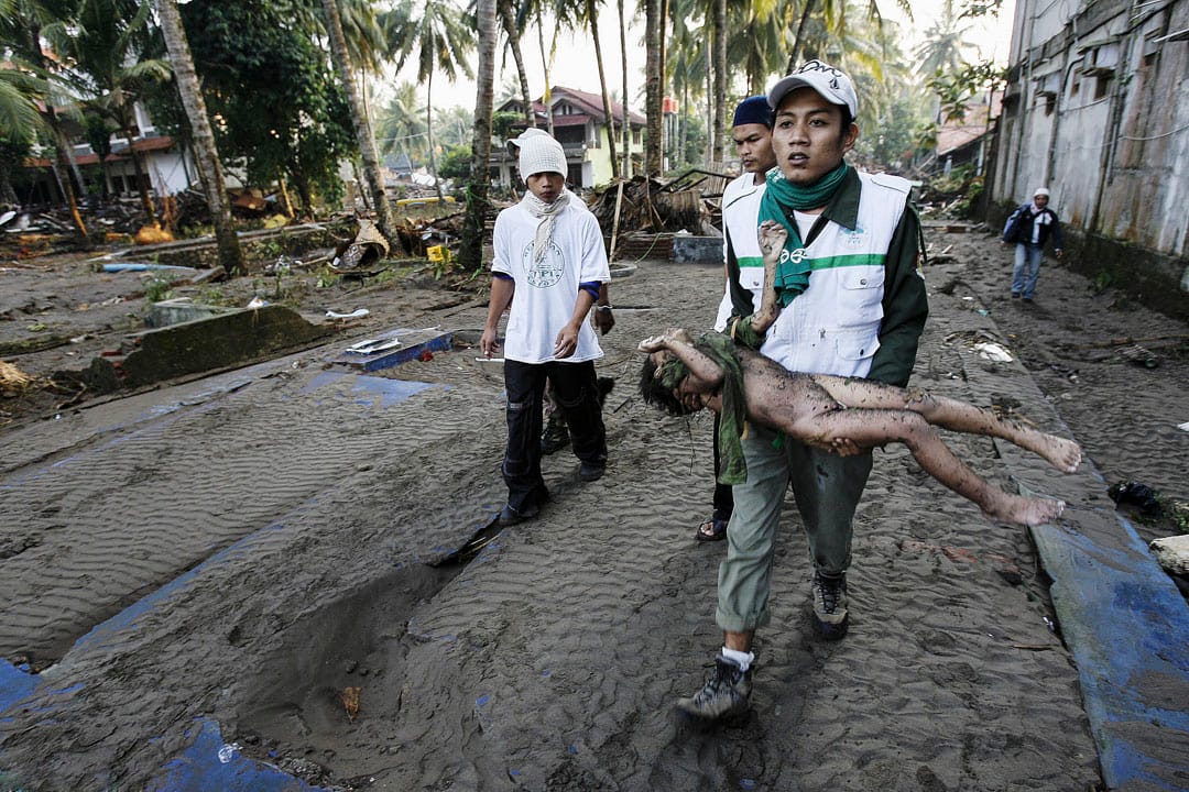 遺體挖掘—— 2016年7月18日,志願者在地震過後挖掘出一名孩子的遺體。7月17日,在印尼海灘龐岸達蘭(Pangandaran)發生了7.2級的地震,引發強力海嘯,這名孩子是受害者之一。這場地震導致118人死亡,72人受傷,86人失踪。