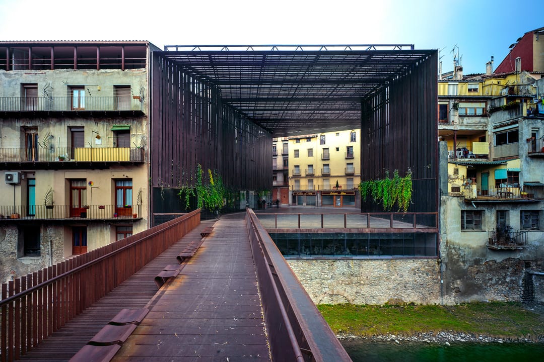 RCR Arquitectes与J. Puigcorbé合作的建筑作品:位于西班牙Girona的拉利拉剧院公共空间(La Lira Theater Public Open Space, 2011)。