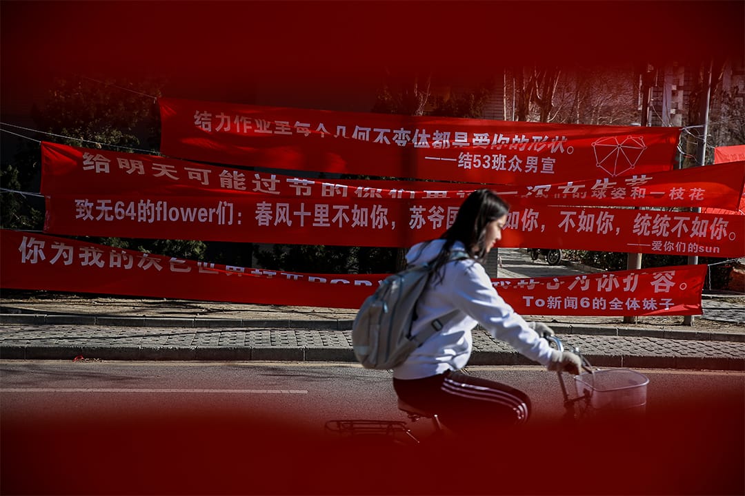 在中國,「三七女生節」最核心的戲碼是製作示愛橫幅和集體「喊樓」。