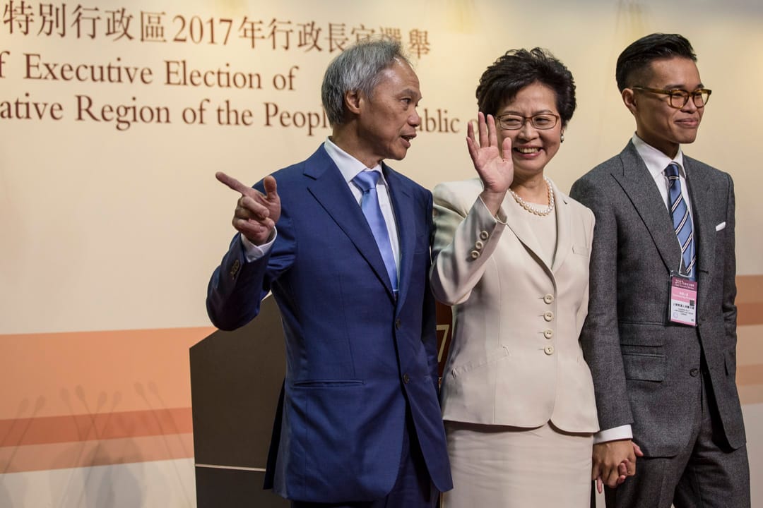 林郑月娥胜出特首选举后,与丈夫林兆波以及长子林节思一同合照及见传媒。