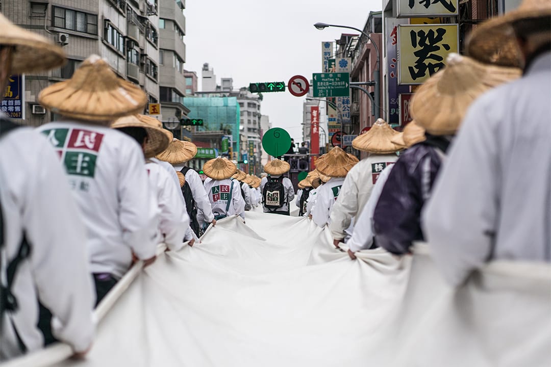 在台北,有隊伍拉著白布於街上遊行紀念二二八事件70週年。