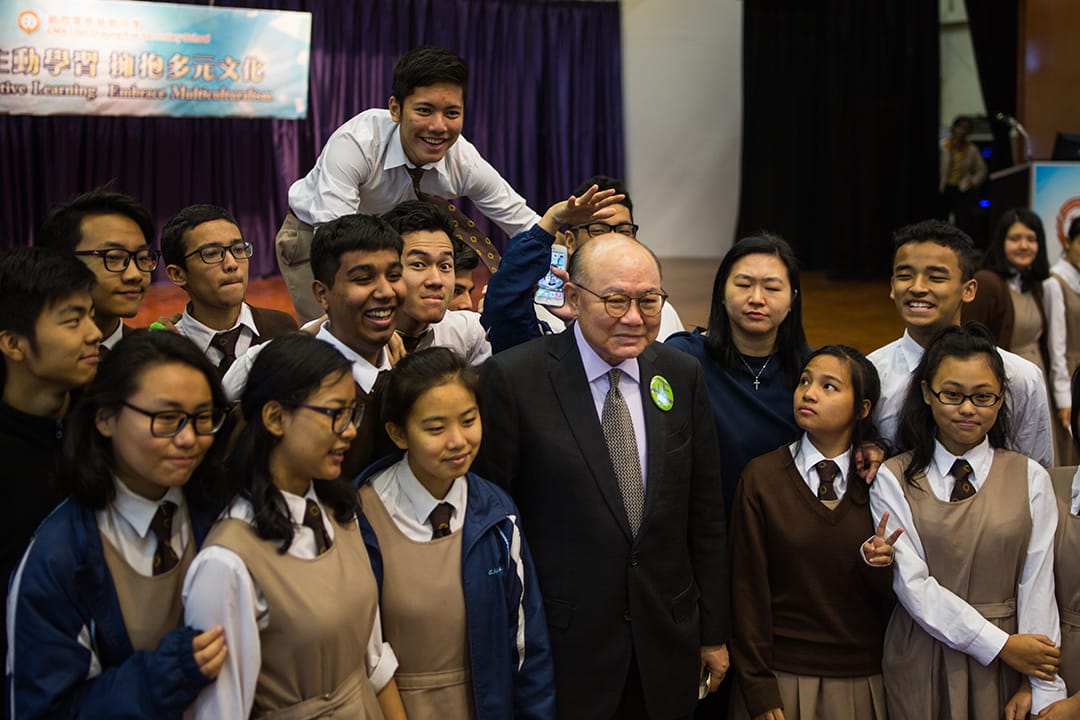 胡國興到屯門某中學演講,與學生合照。