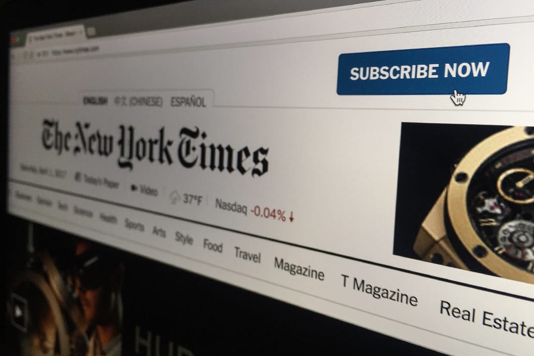 電商化需要足夠的投資支撐起軟硬件、庫存和物流,還需要在競爭激烈的紅海裏打拼,捉襟見肘的媒體不容易嘗試。