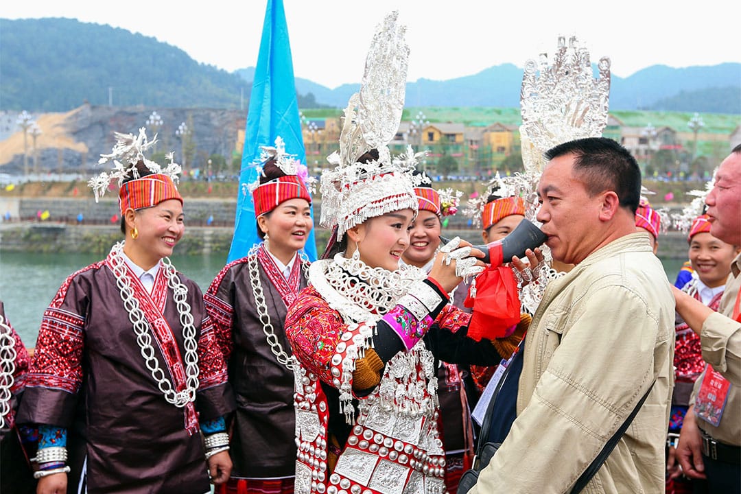贵州剑河县的苗族女子在仰阿莎节期间向游客敬酒。文化节期间，举行万人水鼓舞、原生态水鼓舞表演、民族风情巡游展演等活动。 