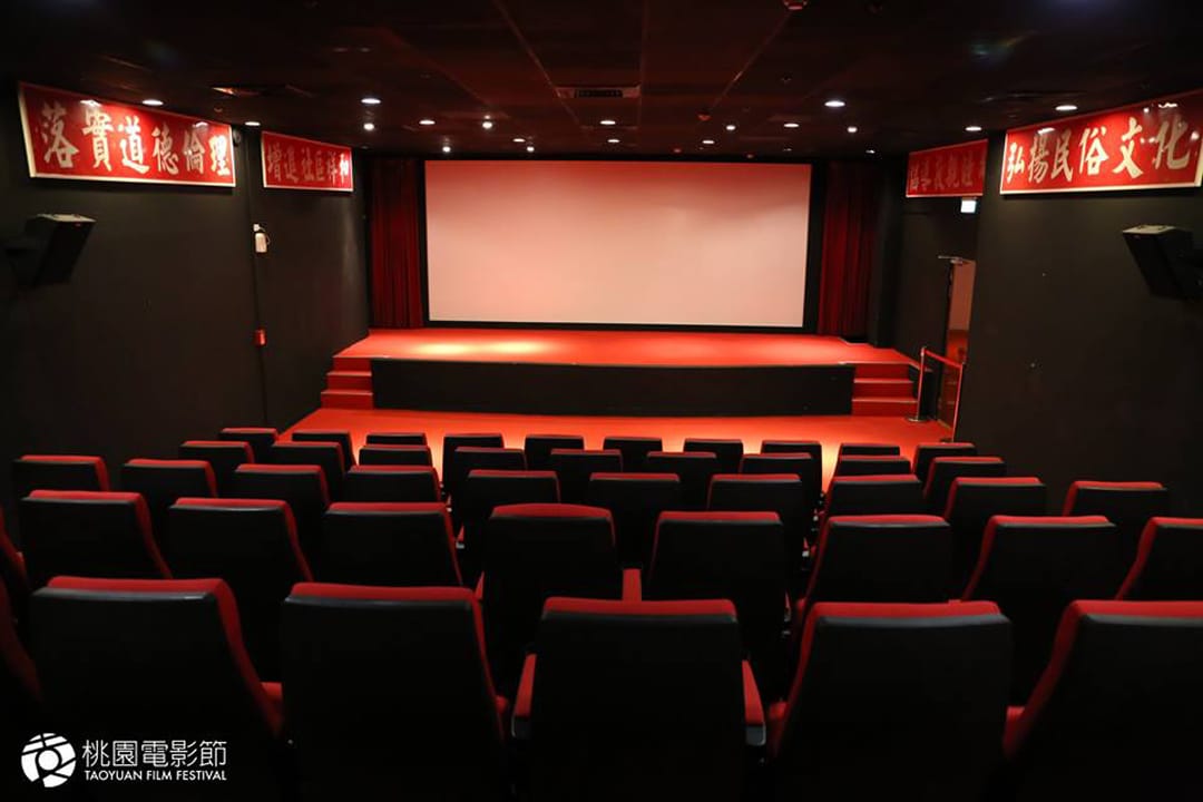 本届桃园电影节放映场地之一:桃园光影,因为是由马祖新村活动中心改建,原建物的标语还保留在墙上。