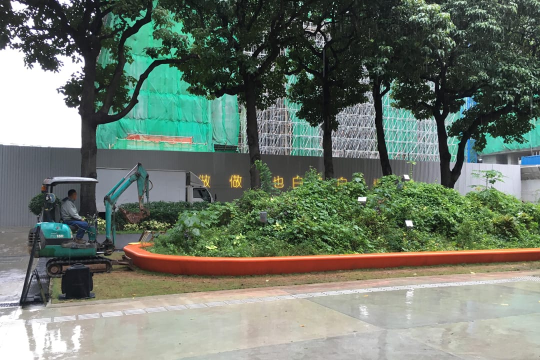 天气恶劣无阻这城的持续拆建，前边酒店在拆后边大型住宅酒店在起，重型拆建声如四面楚歌袭来。那时心想，未来三个月在这地方不知可实验出什么东西来？