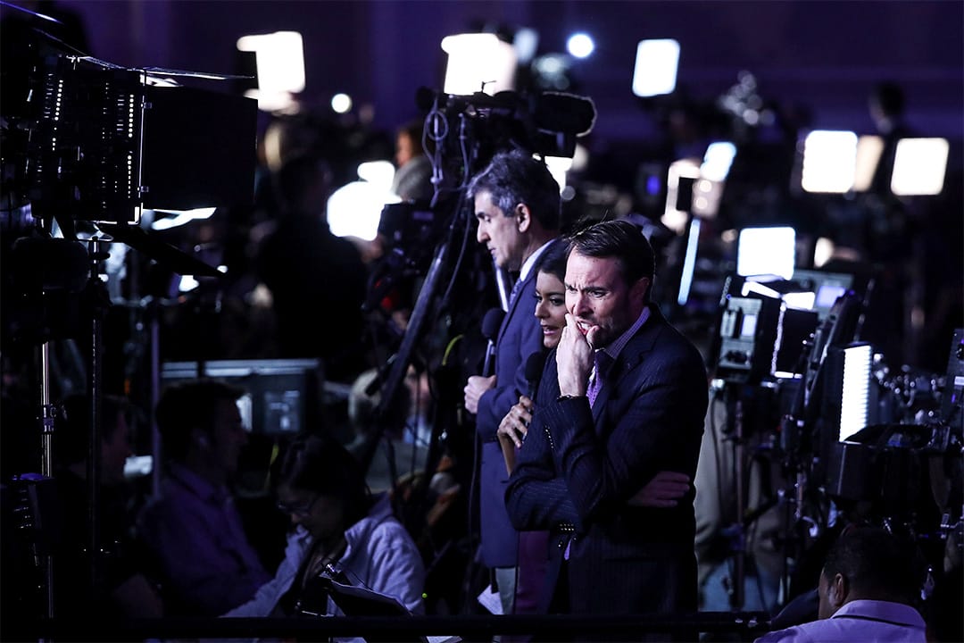 美國大選中,總統候選人的虛假言論和社交媒體上的假新聞蔓延叢生、流傳甚廣,多家新聞機構及時跟進事實核查。圖為廣播媒體記者特朗普當選晚會中。