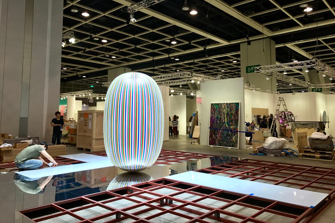 Hong Kong Art Basel 布展中。前方为韩国艺术家金守子(Kimsooja)的作品《Deductive Object》(2016年)。