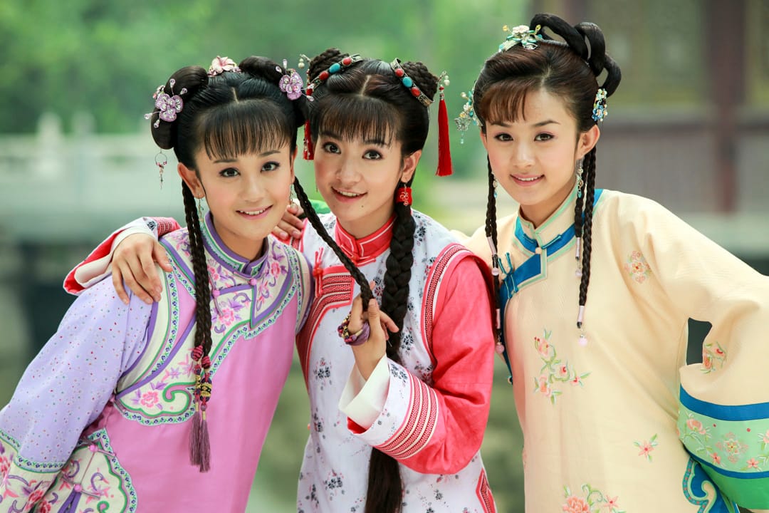 《新還珠格格》於2011年在湖南衛視首播，劇本改編自台灣作家瓊瑤一套三部的同名小說作品《還珠格格》。 其於1998年播出的同名電視劇《還珠格格》曾取得巨大成功。