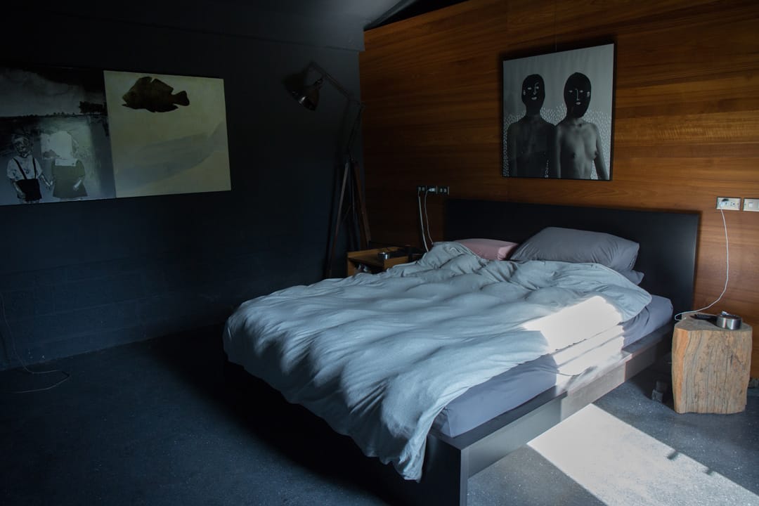 寝室的部分,使用黑色为基底的水泥打磨混白色石子,像是私密的录像作品“黑盒子”播放室。