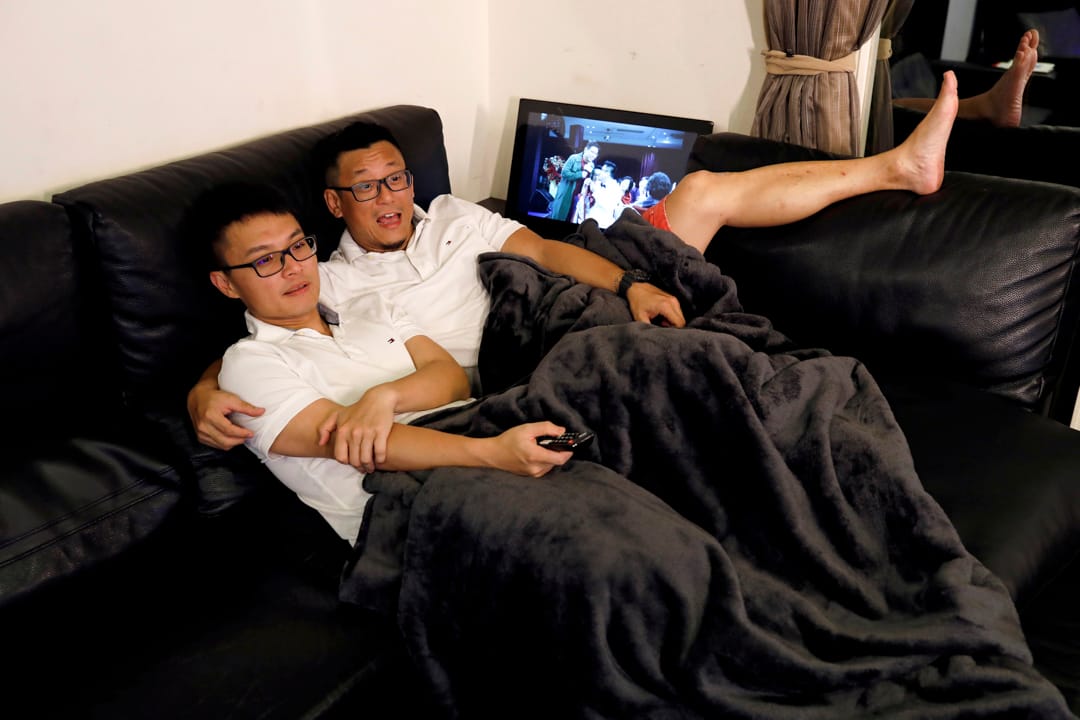 37歲的 Daniel Cho (左) 和伴侶48歲的 Chin Tsai。「Daniel 為了工作要移居到紐約，但因為台灣政府在法律上不承認我們的關係，我無法申請配偶簽證跟他一起到紐約去。」Tsai 說：「如果在週三宣布的釋憲結果將同性婚姻合法化的話，我們肯定是週四早上第一對排隊註冊結婚的伴侶。」