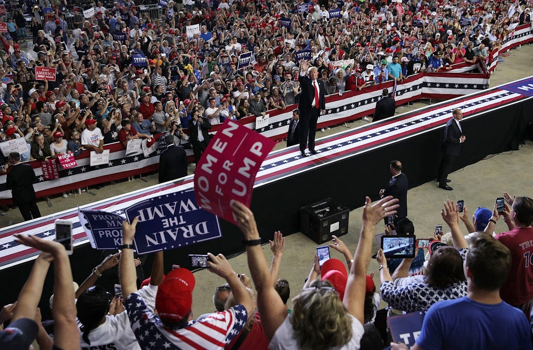 2017年4月29日,特朗普出席在賓夕法尼亞州哈里斯堡舉行的大型集會,與在場支持者打招呼。
