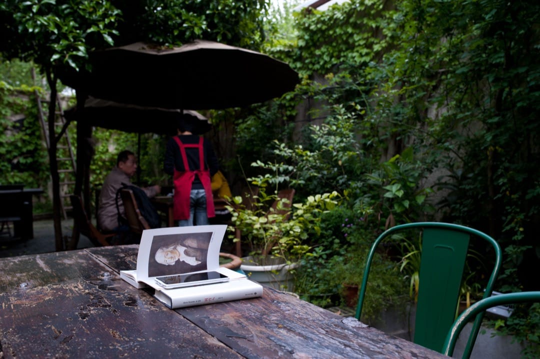 有人是为了拍照打卡而来,从架上取书作文青貌拍照,甚至更动陈设,以求画面更精美,然后一走了之。