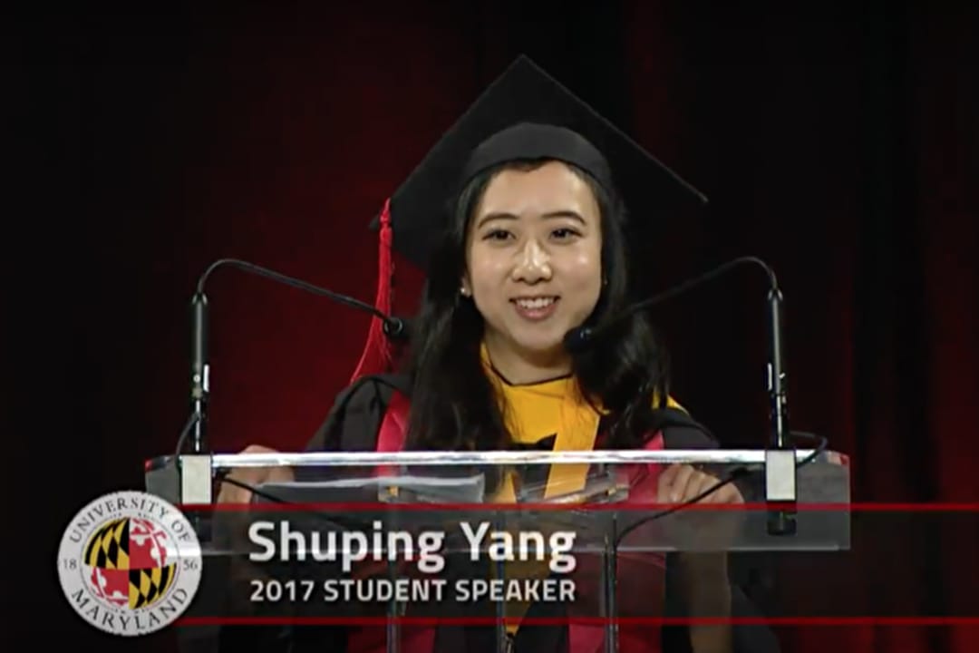 中國留學生楊舒平作為優秀畢業生代表,在美國馬里蘭大學(University of Maryland)的畢業典禮上發表演講。