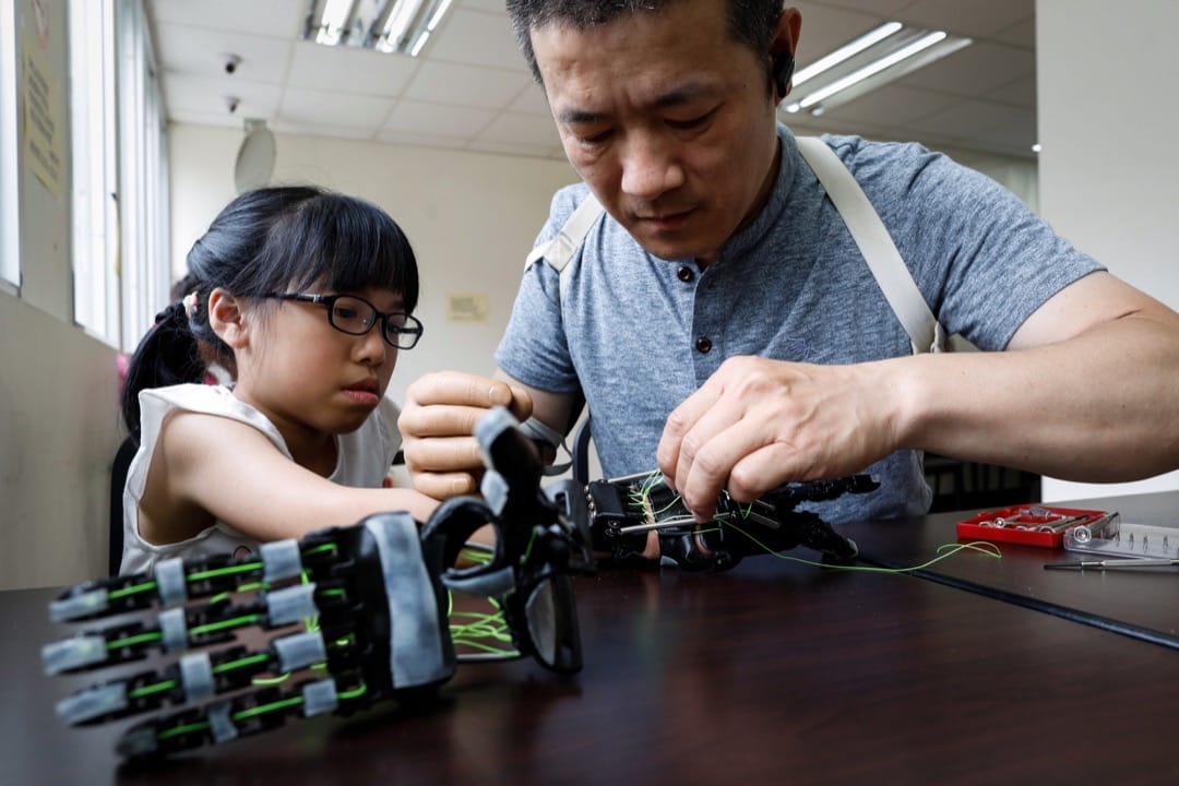 張憲良為給Angel設計的義肢作出微調。