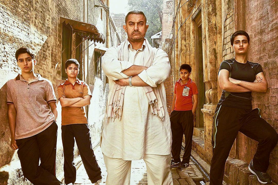 印度巨星阿米尔.汗(Aamir Khan)的新作《摔跤吧!爸爸》(*Dangal*)近日在中国上映。这部真人真事改编的电影,去年底上映时就在印度引发争议。