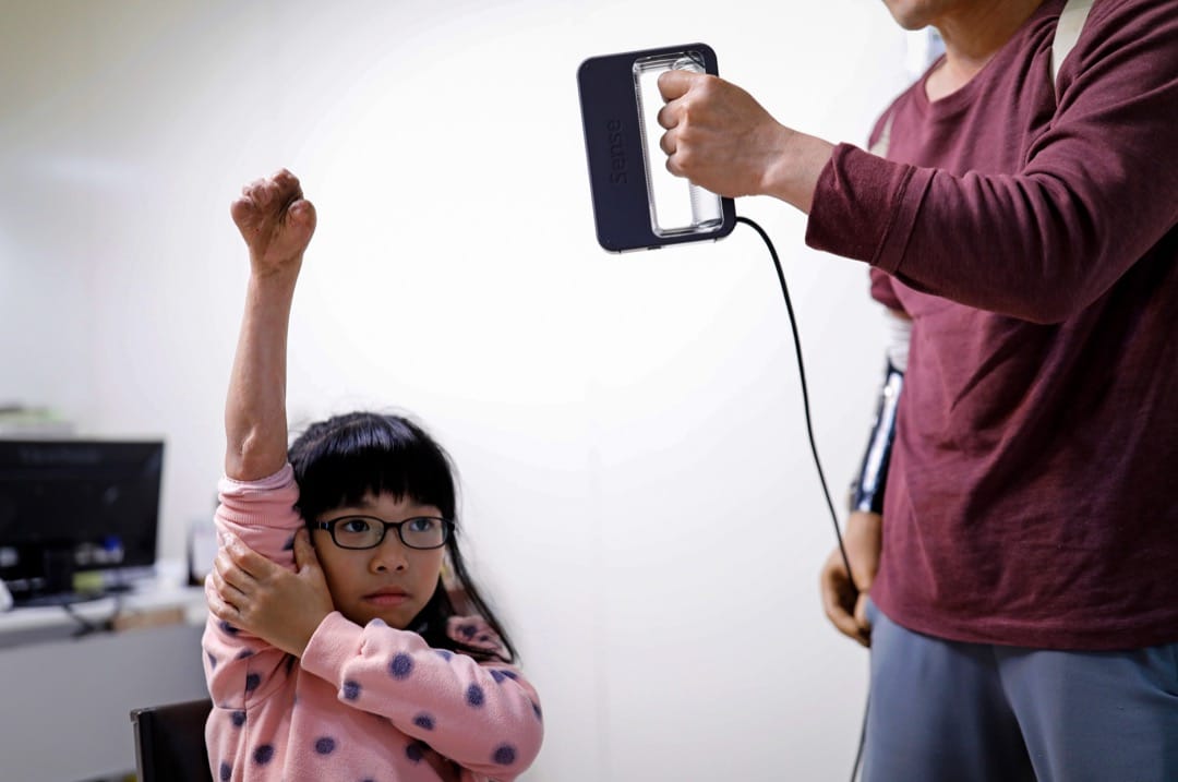 張憲良在量度Angel的右手。