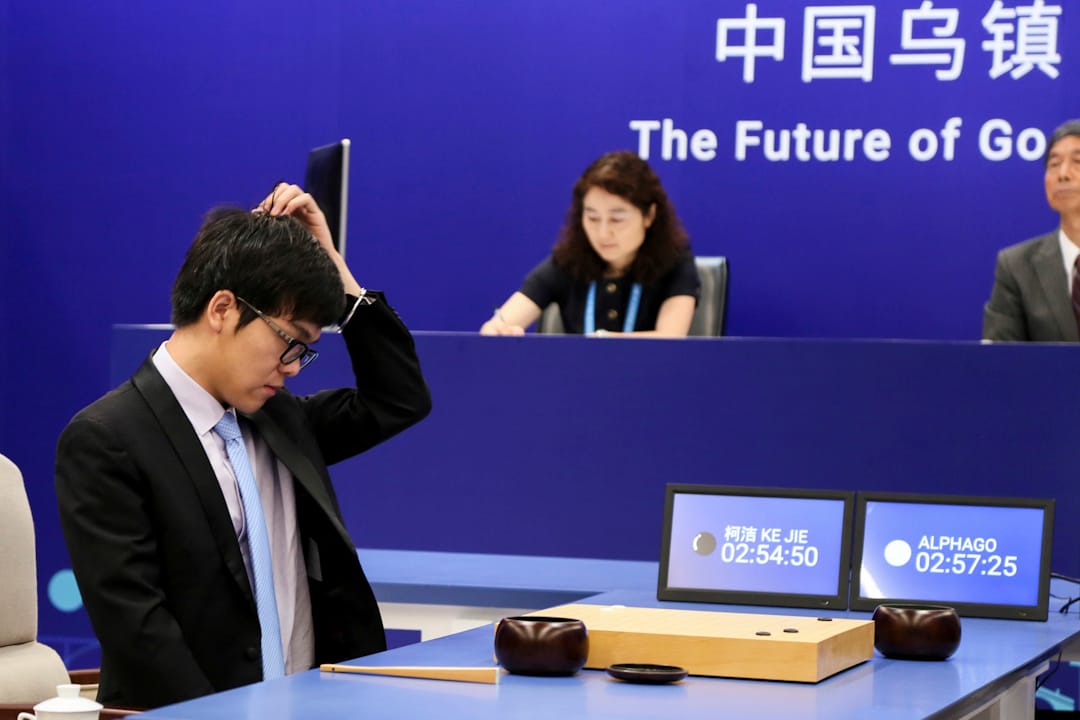 圍棋人工智能AlphaGo 與世界排名第一的柯潔九段展開三番棋對弈,而第一場柯潔就以四分一子僅敗。