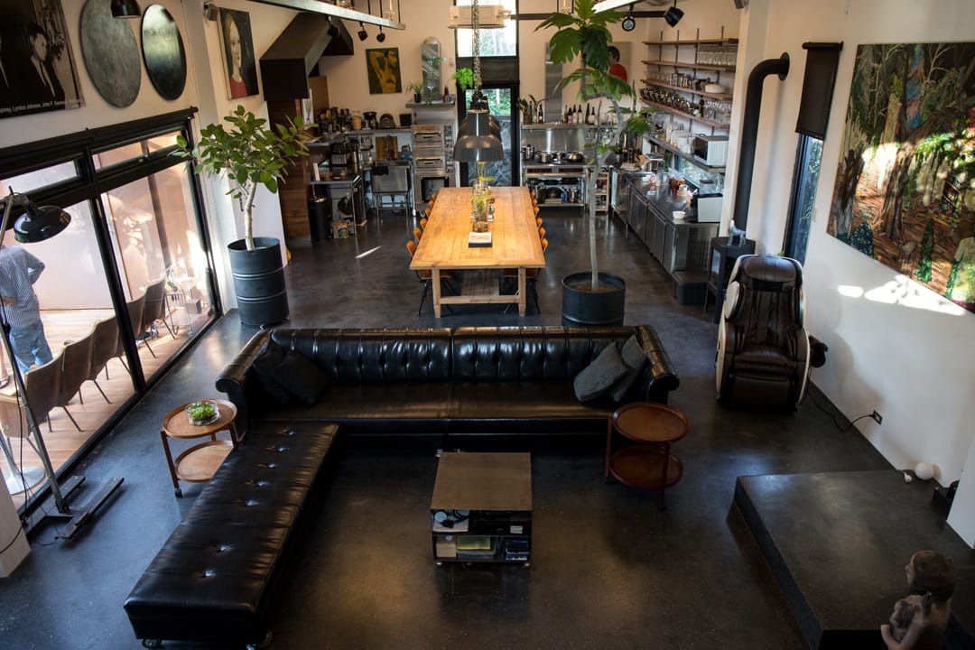 公共空间部分,像是餐厅和客厅,使用“白盒子”的呈现手法,让自然光平均散播在开放空间。