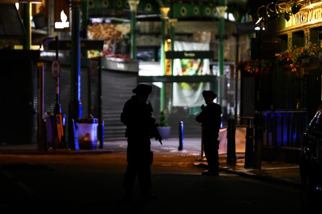 持枪警员在博罗市场门口戒备。