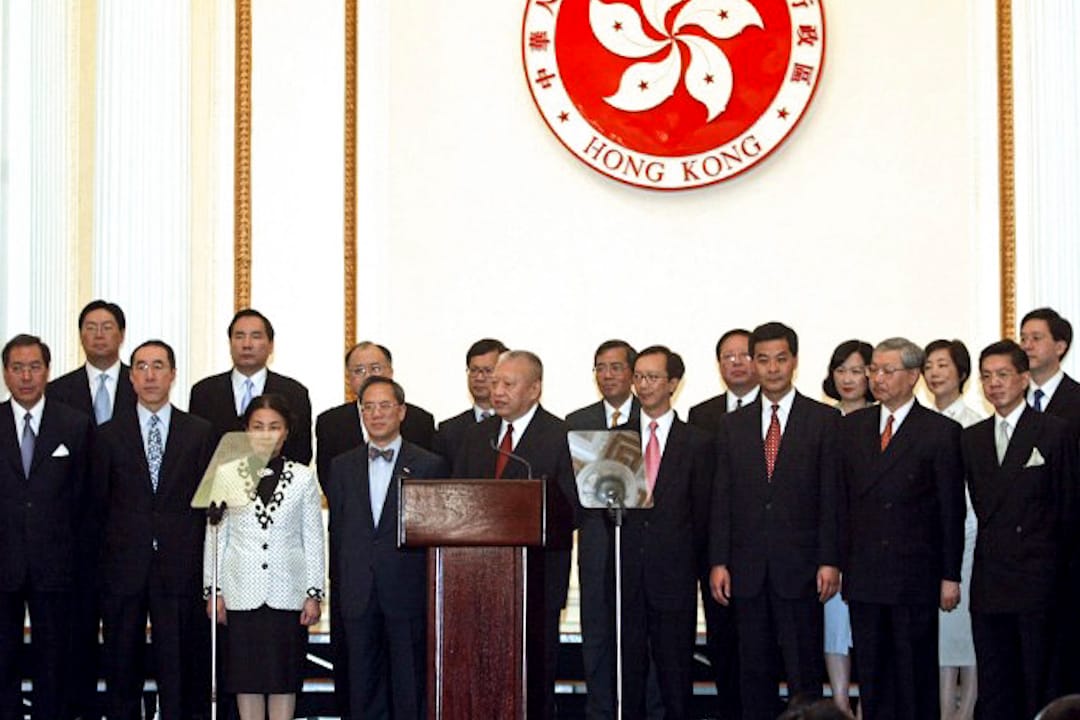 董建华于其特首第二届任期（2002年7月1日）开始推行主要官员问责制。