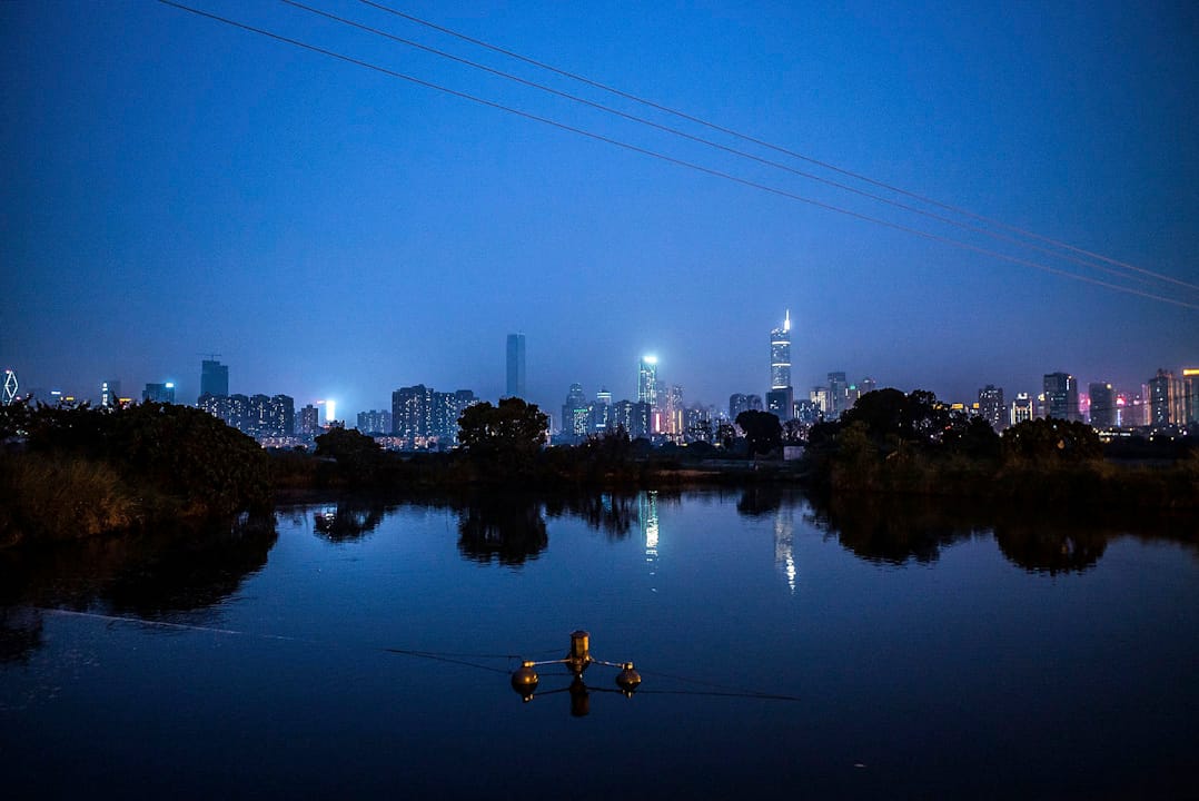 香港邊界旁的一個漁塘,遠眺對岸的深圳。
