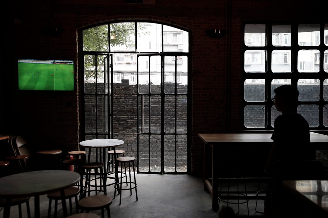 北京一家酒吧,前門被磚封起來了,酒吧生意慘淡。