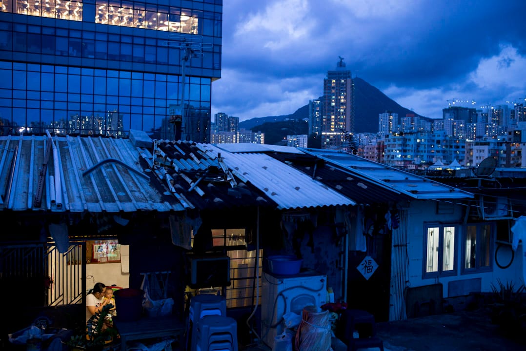 2017年6月，香港九龍一座工廠大廈的屋頂，20多戶市民居住在天台屋裏。主權移交20年後的今天，香港房屋問題依然嚴重，貧富差距越發拉大。