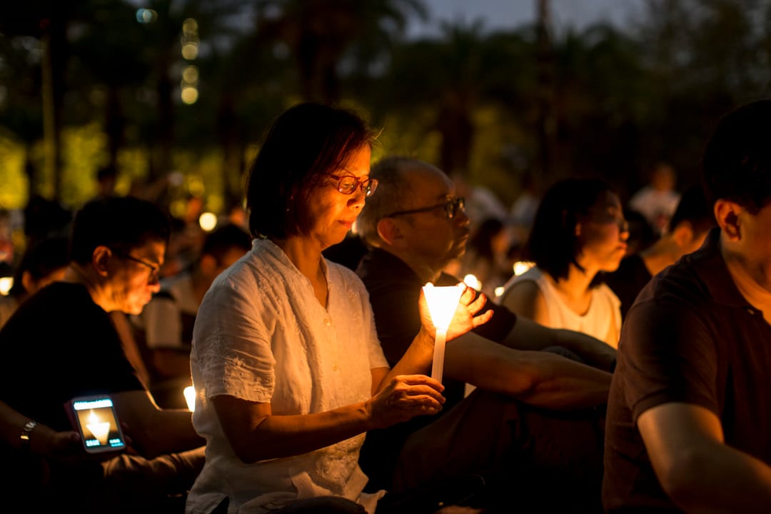2017年,何芝君與丈夫丁南僑及女兒出席六四維園燭光晚會。