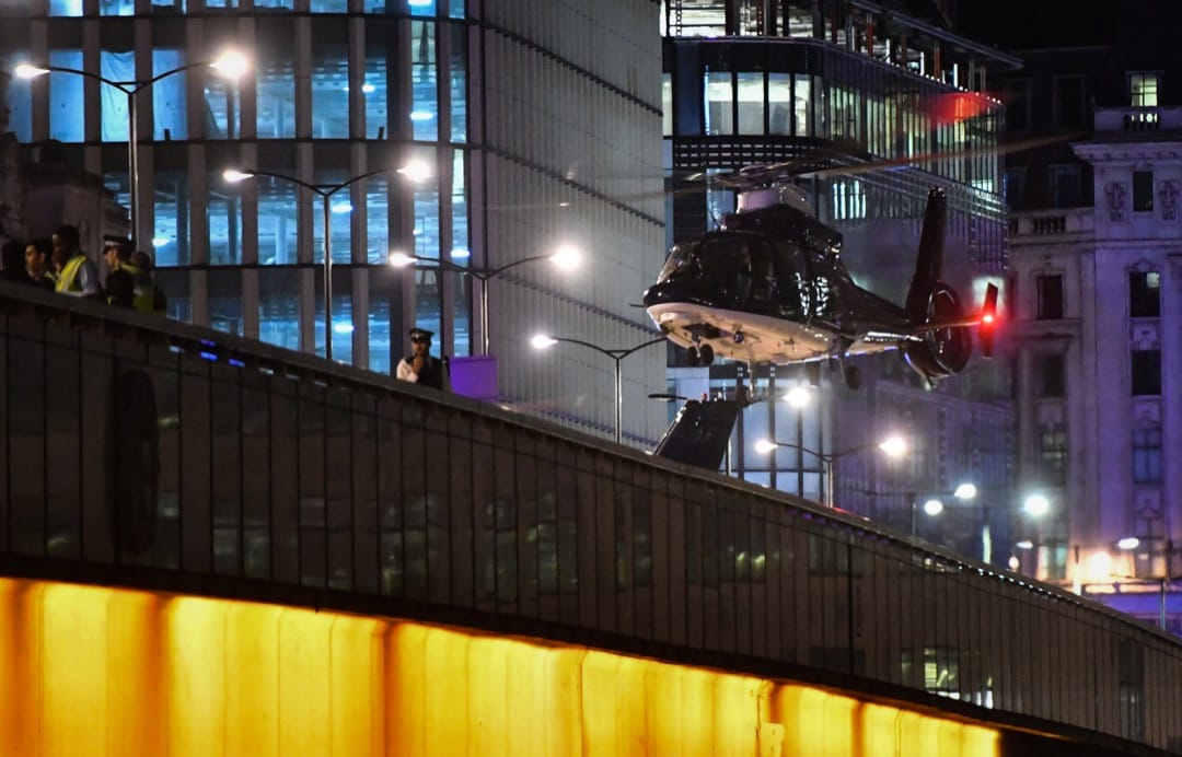 警方直升机在伦敦桥上降落。