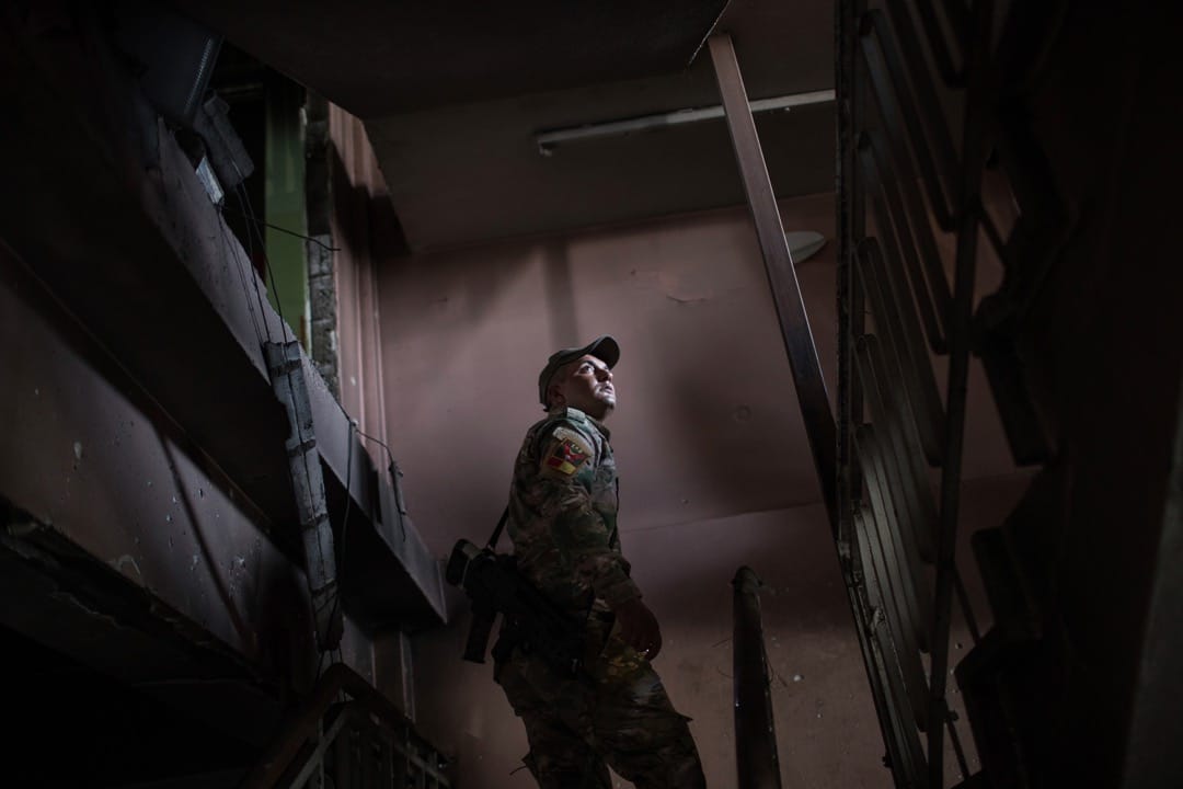 2017年7月4日,一名伊拉克聯邦警察的快速應變部隊隊員在軍隊重奪摩蘇爾後,在市內的一所醫院巡邏。