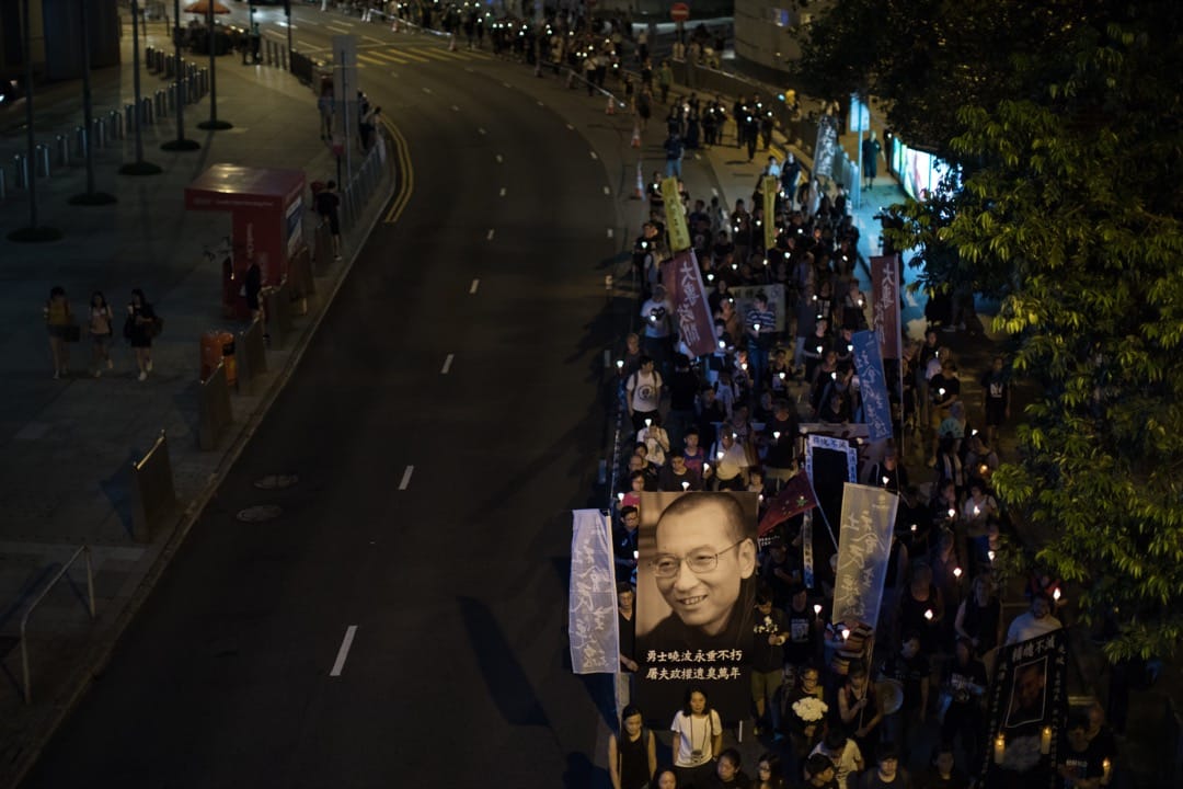 警方稱高峰時，燭光遊行人數約2500人，於中環遮打花園出發，遊行至中聯辦。