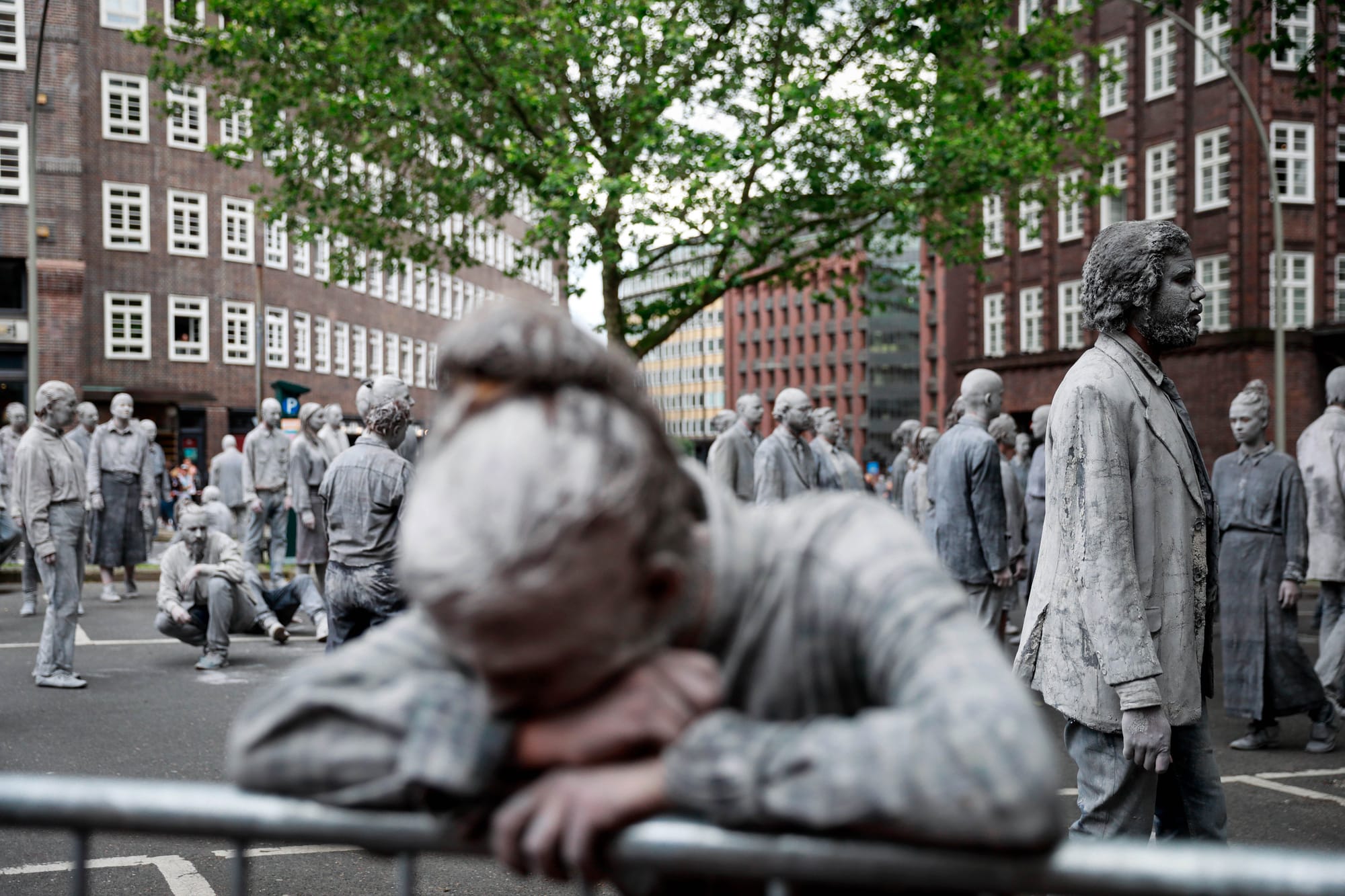 2017年7月7日,全球主要工業國的一眾領袖抵達德國漢堡,出席二十國集團峰會。超過100,000名反資本主義示威者,包括數千名左翼支持者,在場外表達對世界政經現況的不滿。早前,一眾行為藝術者滿佈泥濘,走過漢堡街頭,成為世界各大媒體關注的場外焦點。