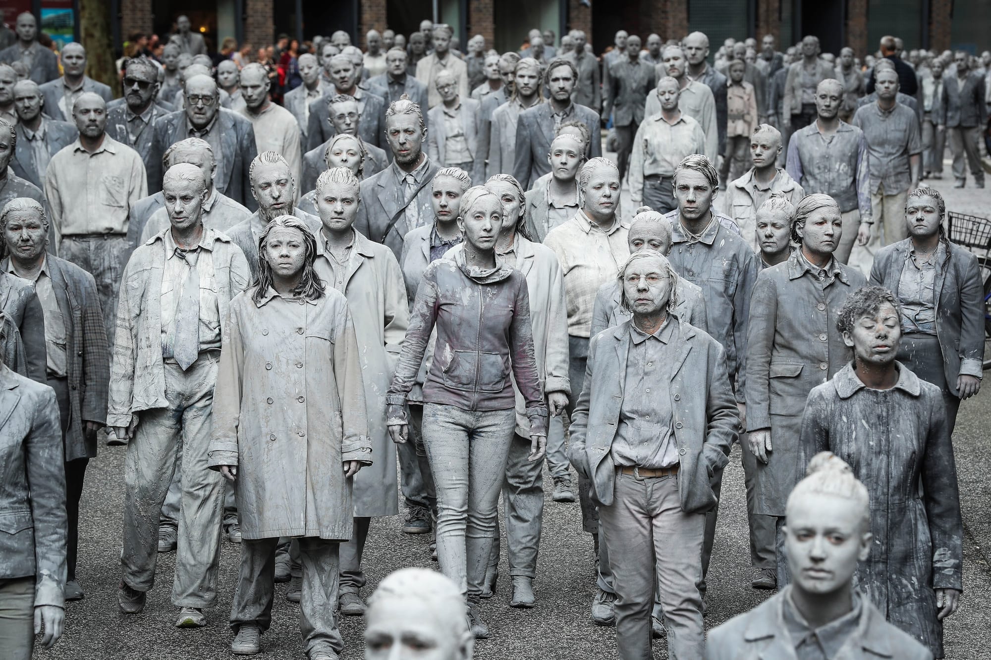 2017年7月5日,德國漢堡二十國集團峰會前夕,一眾行為藝術表演者全身包裹泥漿,猶如疆屍般步履蹣跚地穿過漢堡市中心。在長達兩小時的行為藝術表演中,數百位表演者希望透過獨特的方式,呼籲大眾關注更多的人文關懷和對整個世界的自我責任。