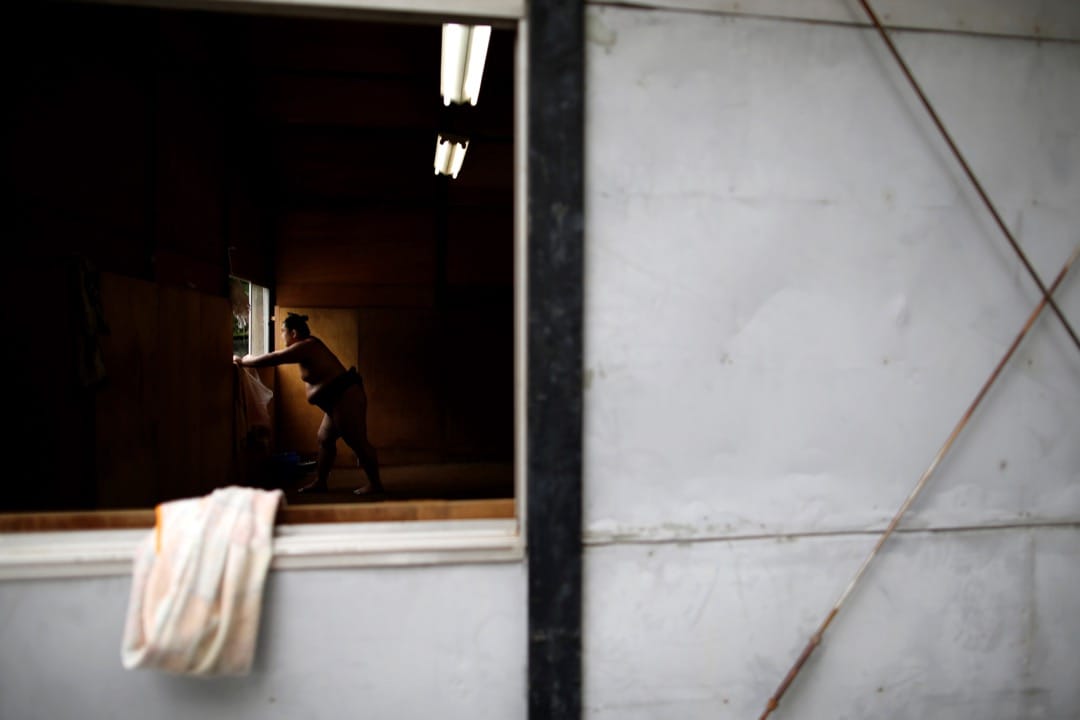 相扑手 Kyokuhozan 在训练时休息。