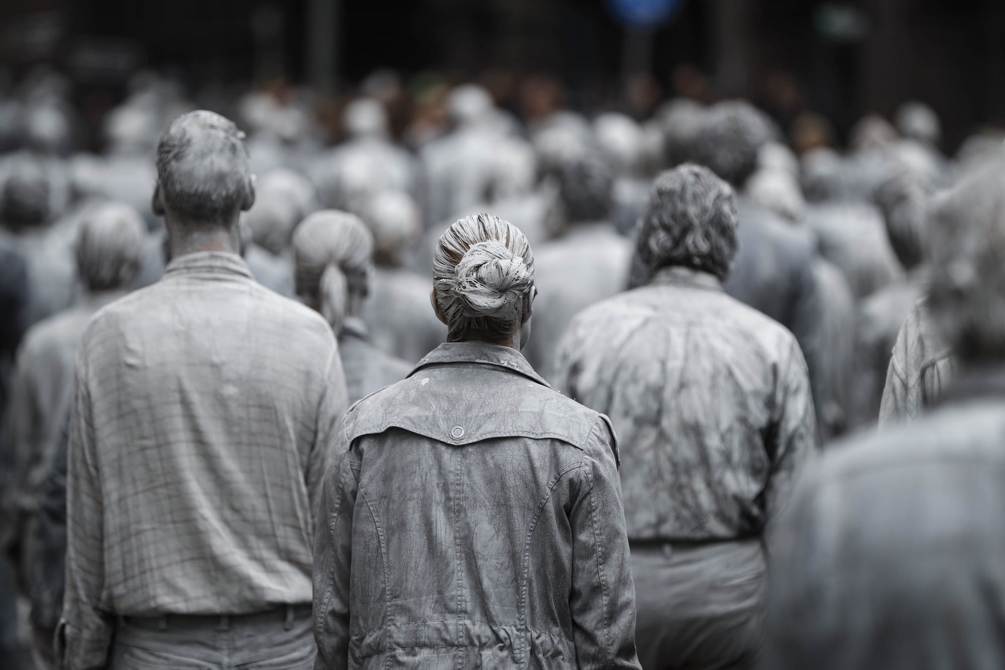 2017年7月5日,「1000 Figures」的參與者,在漢堡市中心成群結隊,虛無地走過街頭。