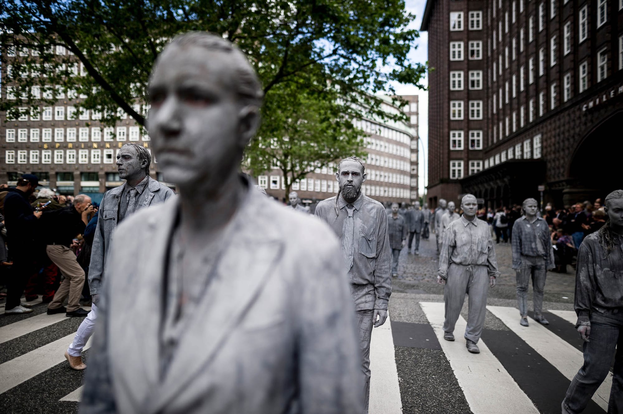 2017年7月5日,「1000 Figures」的行為藝術表演,數百名飾演「疆屍」的表演者,走過漢堡街頭,吸引眾多圍觀者。