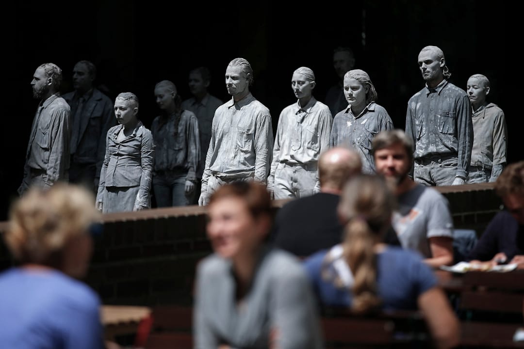 2017年7月5日,德國漢堡二十國集團峰會前夕,有示威者在街頭進行一項名為「1000 Figures」的行為藝術表演。