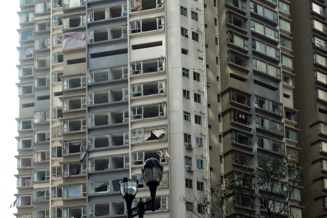 澳門住宅大廈「寰宇天下」的玻璃窗疑被強風吹爆，窗簾布隨風飛揚。