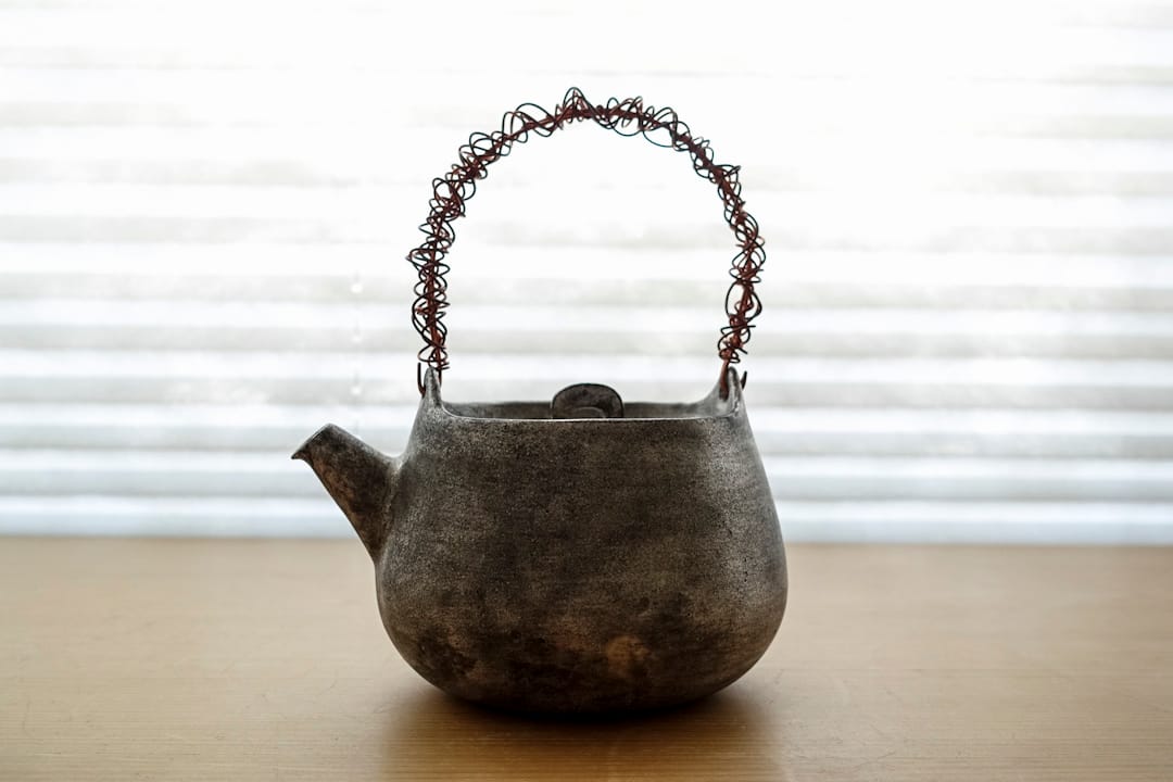 安藤雅信的银釉茶壸。