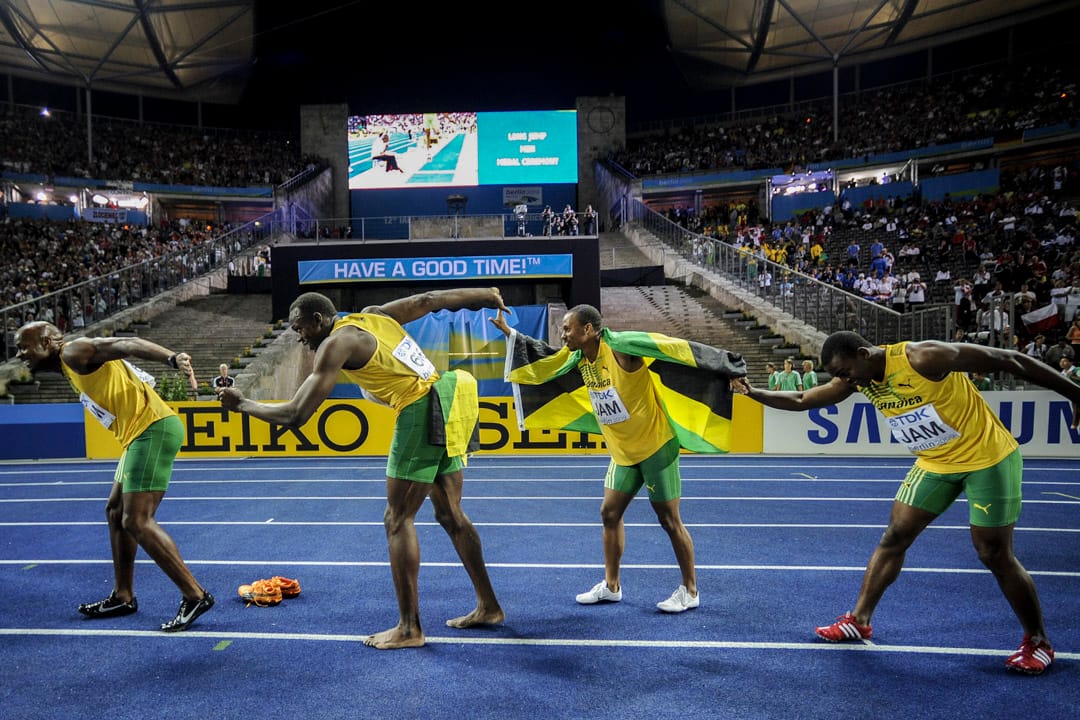 2009年8月22日，德国柏林，世界田径锦标赛男子4x100接力赛决赛，保特 (左二) 与队友 (左至右) 鲍威尔 (Asafa Powell)、佛瑞特 (Michael Frater)、穆林斯 (Steve Mullings) 一起合照。