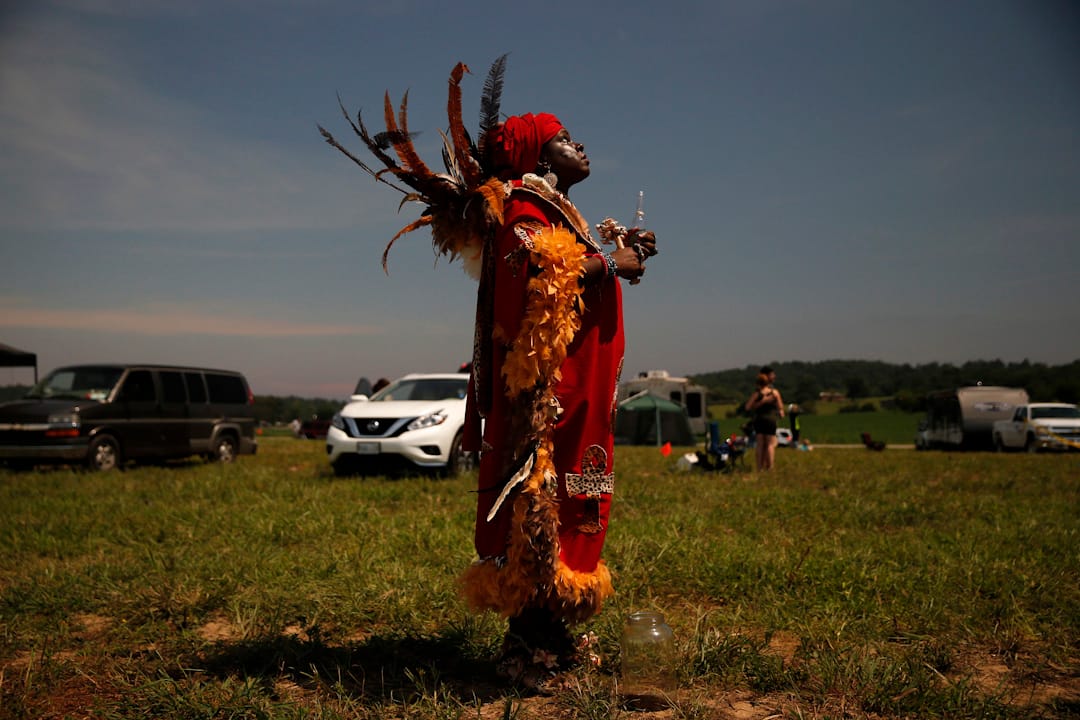 2017年8月21日，在肯塔基州城市霍普金斯維爾，一名伏都教 (Voodoo) 婦人趁著日蝕的數分鐘召喚祖先的靈魂，希望它們能為世人帶來和平。