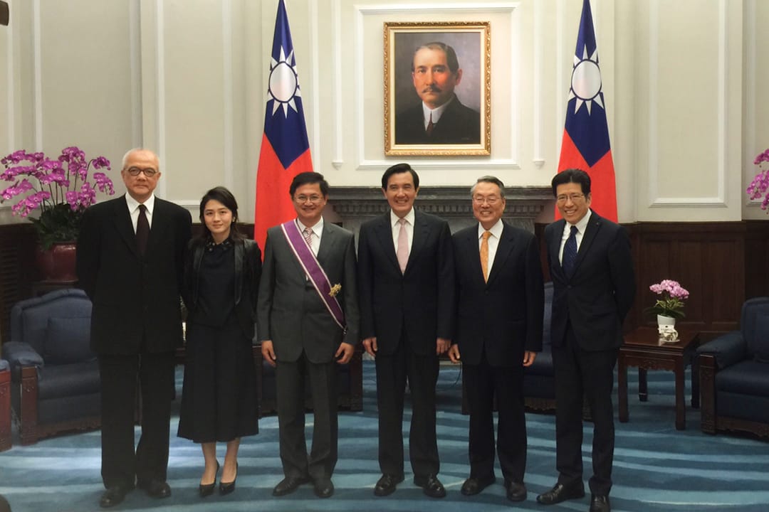 童子賢去年獲前總統馬英九授勳三等景星勳章，當時吳清友受邀前往總統府觀禮。左起吳清友、藝碩文創董事長魏堇君、童子賢、馬英九、宏碁集團創辦人施振榮、前亞都麗緻集團董事長嚴長壽。