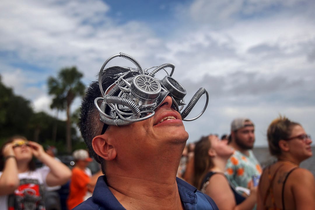 2017年8月21日，美國南卡羅萊納州城市查爾斯頓，一名男子戴著外型奇特的日蝕眼鏡準備看日蝕。