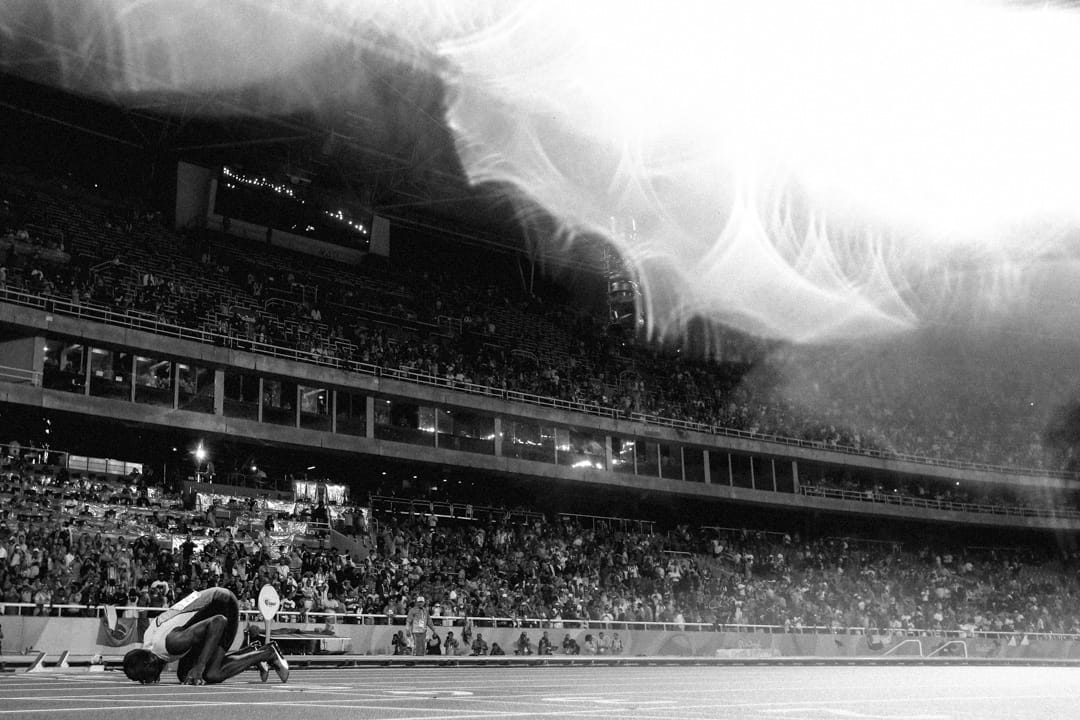 2016年8月18日，巴西里约热内卢奥运会，保特在胜出男子200米决赛后低身吻地庆祝。