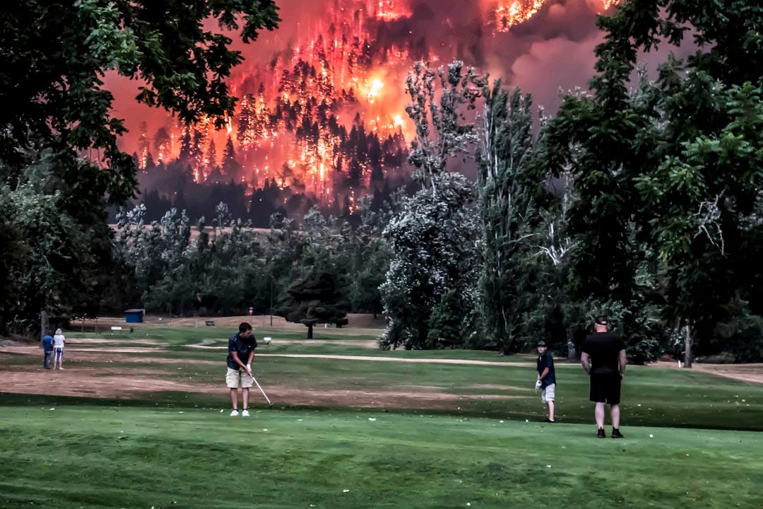 2017年9月4日，美國華盛頓州鷹溪（Eagle Creek）山丘上發生山火。附近的Beacon Rock高爾夫球場正進行一場高爾夫球賽，還有少數人想要完成比賽，繼續打球。
