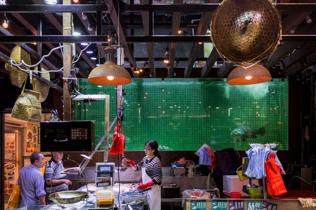 同樣由承包商建華集團管理的本灣街市魚檔區,近似的設計風格,被豪裝成舊式漁巿場。